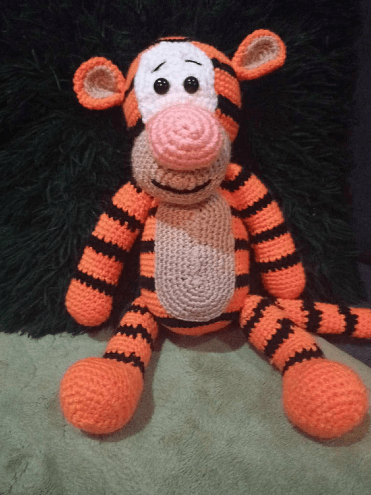 Pluszowy tygrysek zrobiony na szydełku